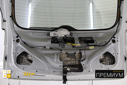 Виброизоляция пятой двери Митсубиси Аутледер