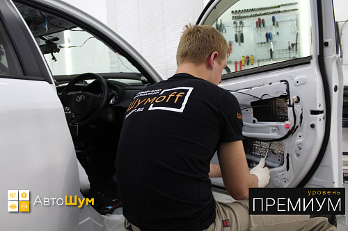 Клеим виброизоляцию внутрь двери Тойота Филдер