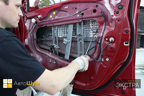 Клеим Шумофф L3 внутрь двери Хонды ЦРВ