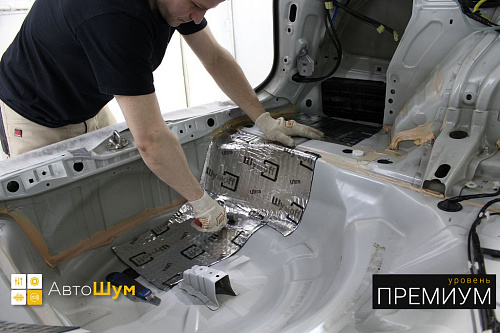 Клеим виброизоляцию в багажник Субару Форестер