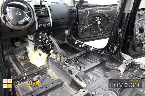 Штатная шумоизоляция пола Ниссан Х Трейл Т31.