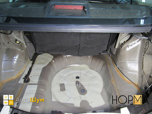 Штатная шумоизоляция багажника Ниссан Тиида.