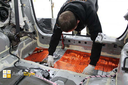 Клеим виброизоляцию в багажник Хонда Стэпвэгон