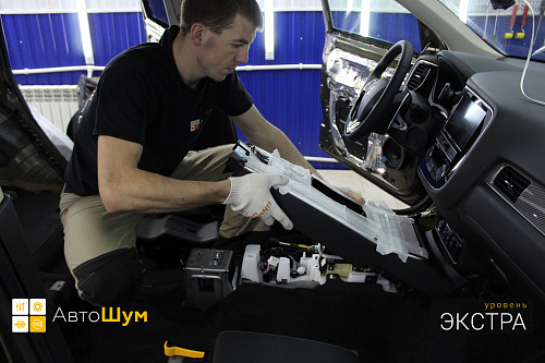 Разбираем салон Митсубиси Аутлендер.