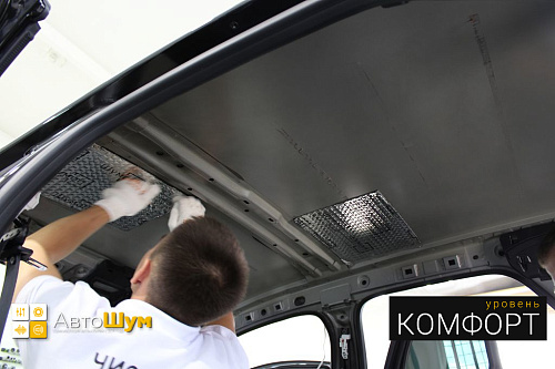 Клеим Шумофф М2 первым слоем на крышу Рено Каптюр.