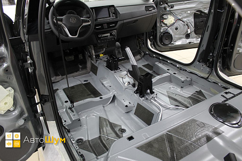 Штатная шумоизоляция пола Фольксваген Поло Мк6