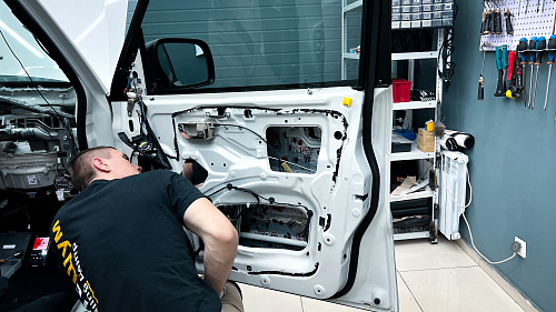 Виброизоляция двери Митсубиси Паджеро