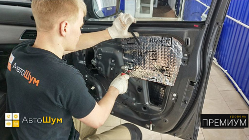 Клеим второй слой на двери Лифан Х70