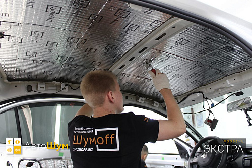 Клеим виброизоляцию на крышу Шкоды Октавии