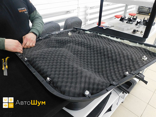 Оклеиваем шумопоглотителем обшивку двери Тойота Аурис