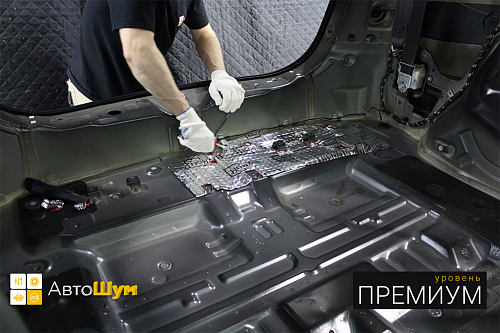 Клеим виброизоляцию в багажник Киа Соренто