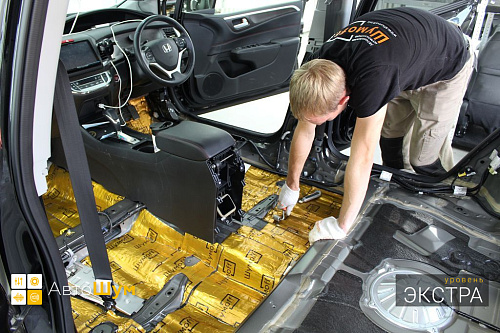 Клеим виброизоляцию на пол Хонда Джейд