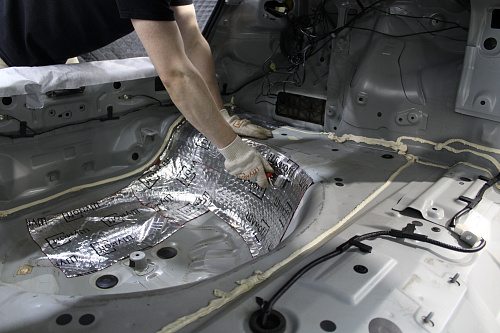 Клеим виброизоляцию в багажник Мазды 6