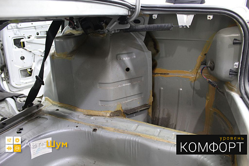 Штатная шумоизоляция багажника Лады Приоры