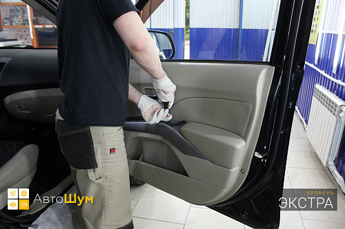 Снимаем дверные обшивки Митсубиси Аутледер ХЛ.