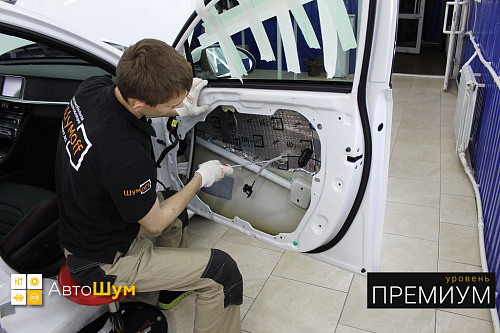 Клеим виброизоляцию внутрь двери Киа Оптима