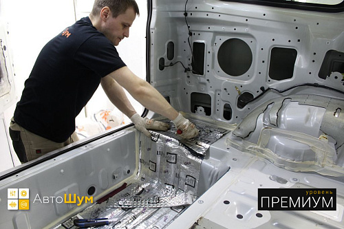 Клеим виброизоляцию в багажник Митсубиси Паджеро