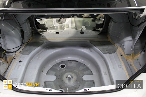 Штатная шумоизоляция багажника Тойоты Камри 55