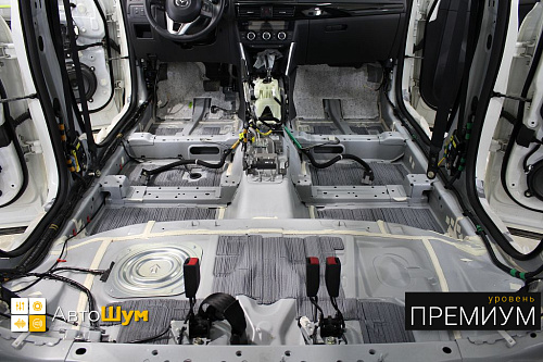 Штатная шумоизоляция пола Мазды СХ 5