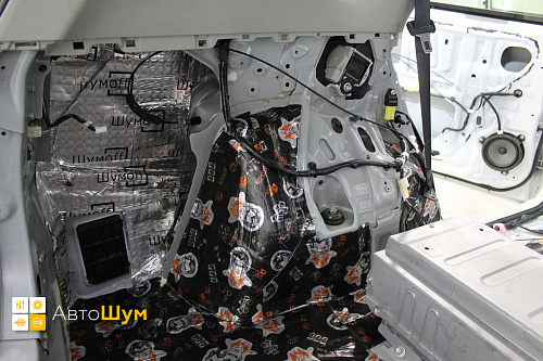 Клеим виброизоляцию на арки Тойота Приус