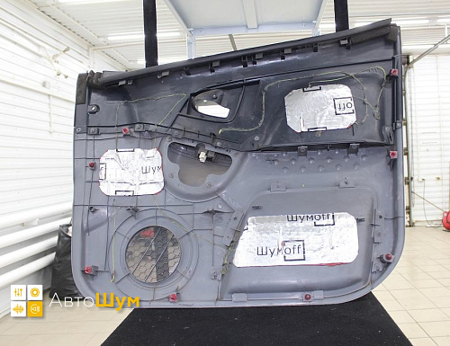 Клеим виброизоляцию на дверную обшивку Тойота Функарго