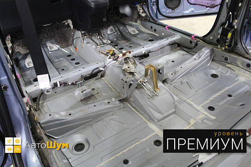 Заводская виброизоляция пола Тойоты Рактис.