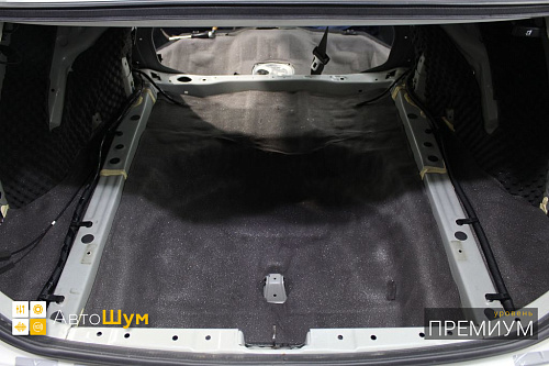 Клеим шумоизоляцию в багажник Хонда Аккорд