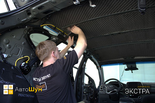 Клеим шумопоглотитель на крышу Хендай Туксон