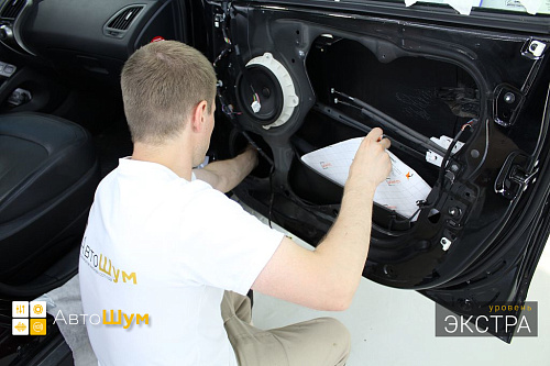 Клеим Шумофф Комфорт 6 вторым слоем внутрь двери Хендай Икс35