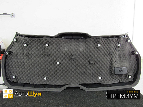 Клеим Absorber A15 на обшивку пятой двери Ниссан Кашкай.