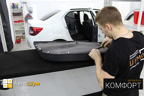 Клеим шумопоглотитель на обшивку Рено Логана