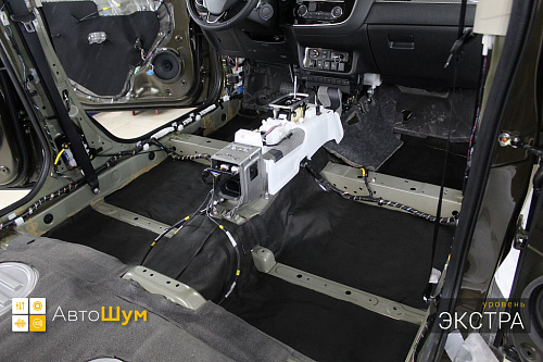 Звукоизоляция днища Митсубиси Аутледер.