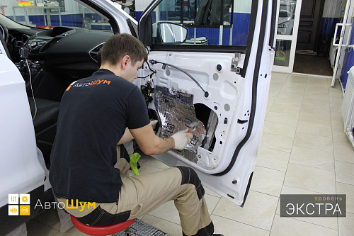 Оклеиваем технологические отверстия в двери Форд Куга