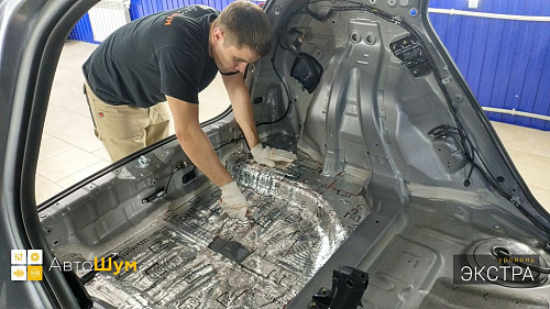 Клеим виброизоляцию в багажник Креты