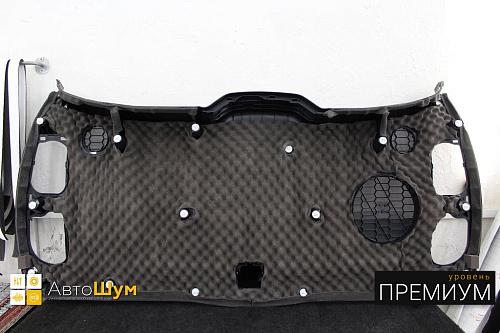 Клеим обшивку пятой двери Тойоты Хайлендер.