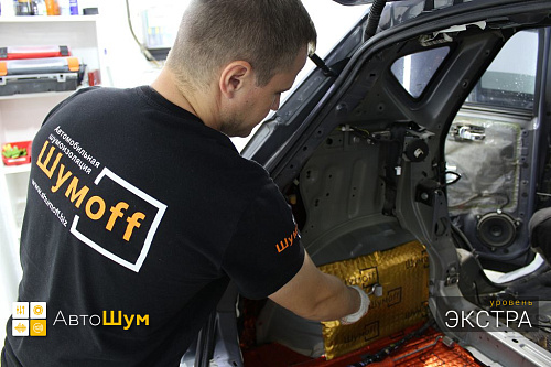 Клеим виброизоляцию в багажник Ниссан Кашкай Джи10