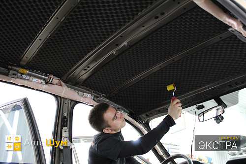 Клеим шумопоглотитель на крышу Субару Форестер