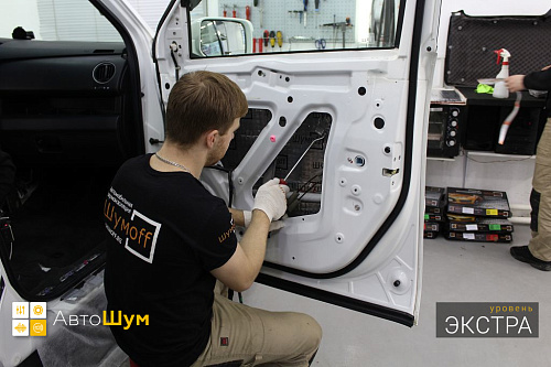 Клеим виброизоляцию внутрь двери Хонды Пилот