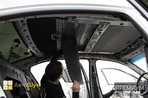 Клеим шумопоглотитель на крышу Хонда Аккорд