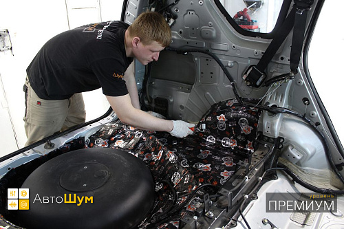 Клеим виброизоляцию на дно багажника Ниссан Х-Трейл Т31