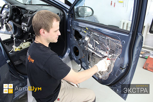 Оклеиваем виброизоляцией технологические отверстия двери Киа Рио