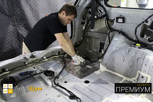 Клеим виброизоляцию в багажник Тойоты Хайлендер.