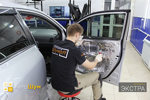 Оклеиваем технологические отверстия двери Тойота Королла E150