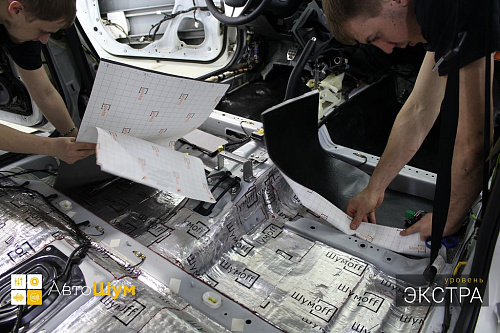 Клеим Герметон 7Л на пол Мазды 6