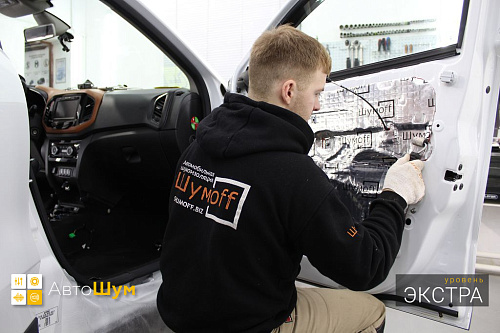 Оклеиваем технологические отверстия двери Лада Х-Рей