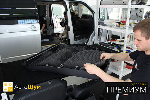 Клеим шумопоглотитель на дверную обшивку Фольксваген Мультивэн
