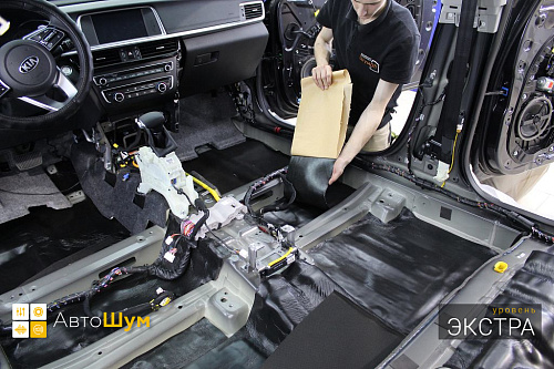 Клеим звукоизолятор на днище Киа Оптимы