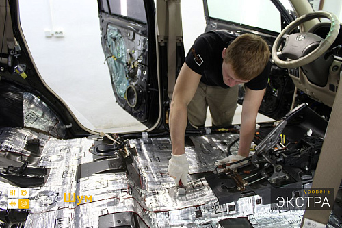 Клеим виброизоляцию на пол Тойоты Ленд Крузер Прадо 120