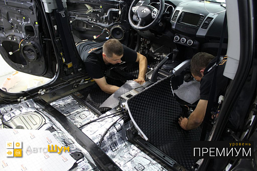 Клеим шумопоглотитель на дно Митсубиси Аутлендер ХЛ.