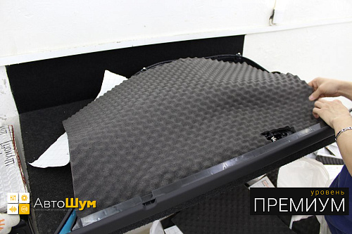 Клеим Шумофф Absorber А15 на обшивку двери Фольксваген Пассат.